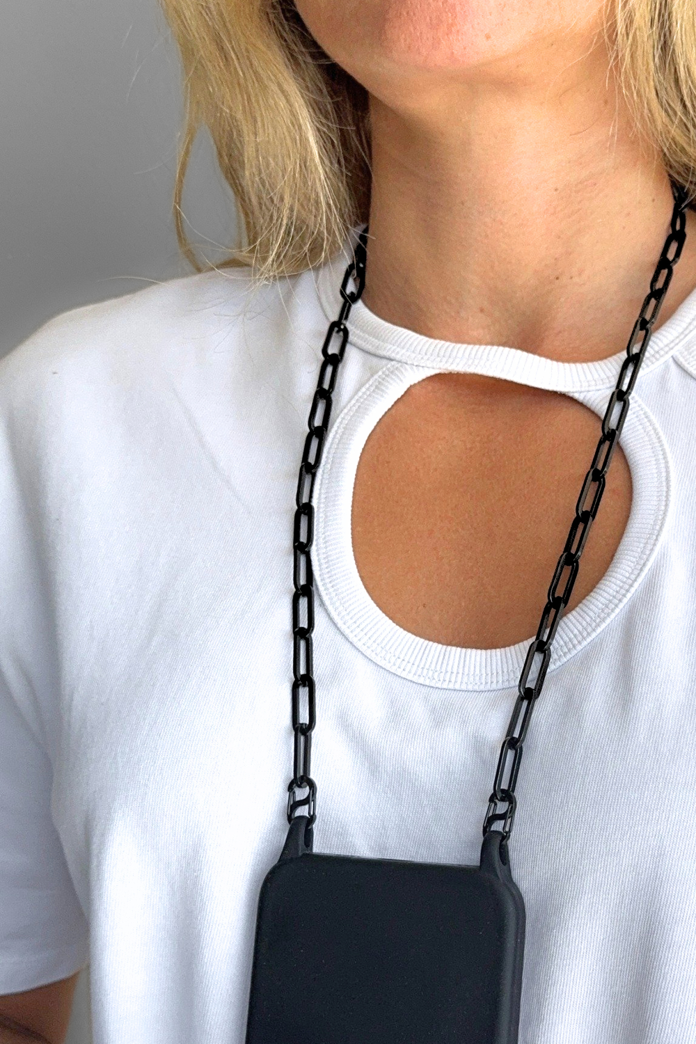 LINK MODE unisex black phone chain worn around the neck