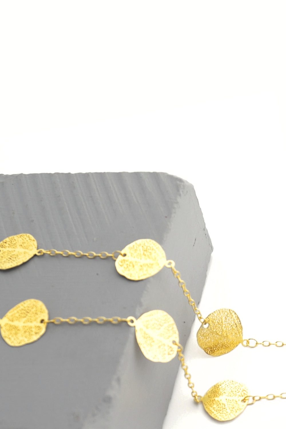 LEAFLY - Fine GOLD Eyewear Chain and Necklace | SPECSET
